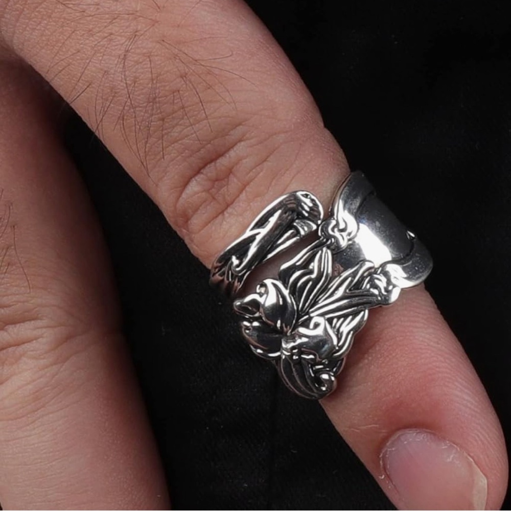 Adjustable spoon ring
